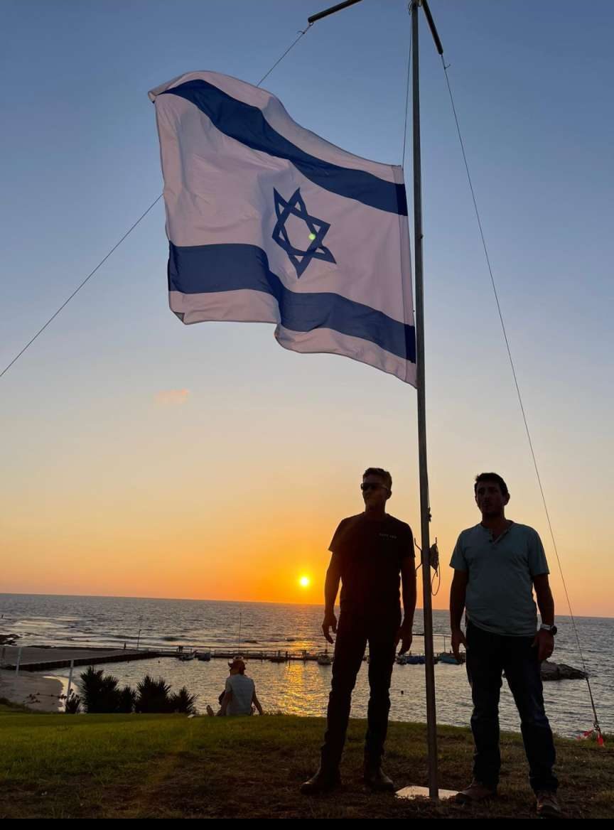 הורדת הדגל לחצי התורן