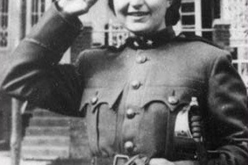 חנה סנש במדים